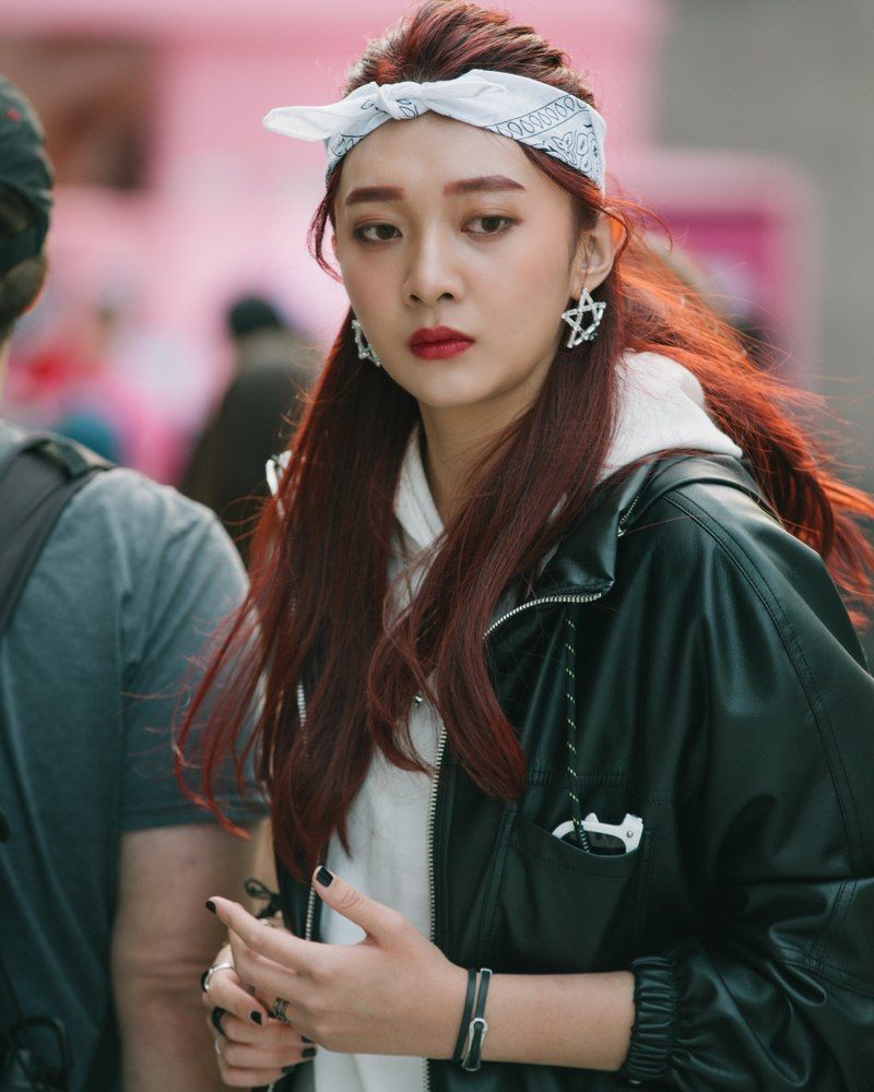 Scarf juga bisa disulap jadi aksesori untuk mempercantik rambut, lho! (Foto; Shutterstock)