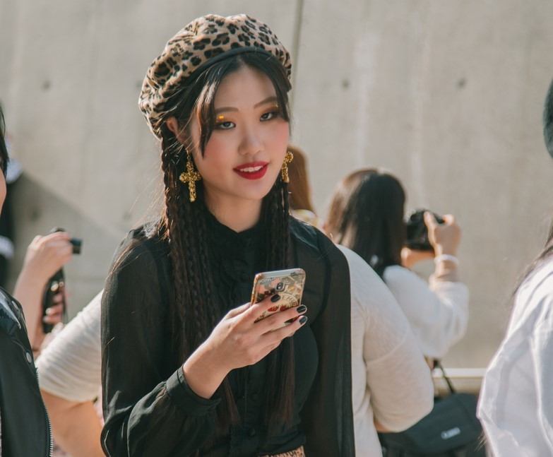 Jika ingin tampil cute dan stand out, pilih barret hat bermotif. (Foto: Shutterstock)