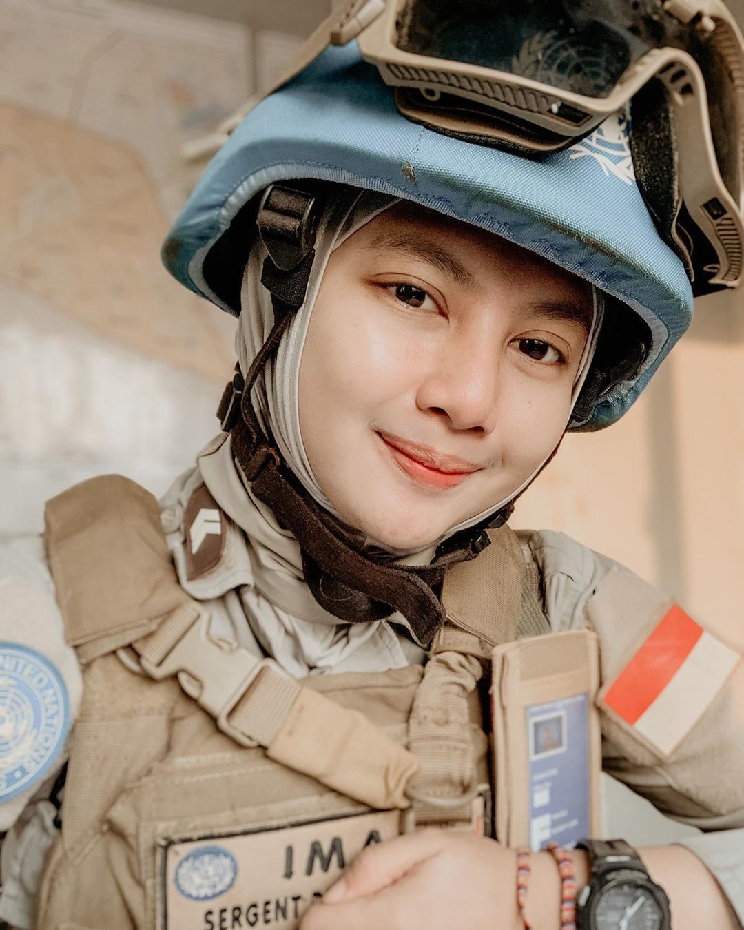 Briptu hikma foto selfie mengenakan seragam dan hijab