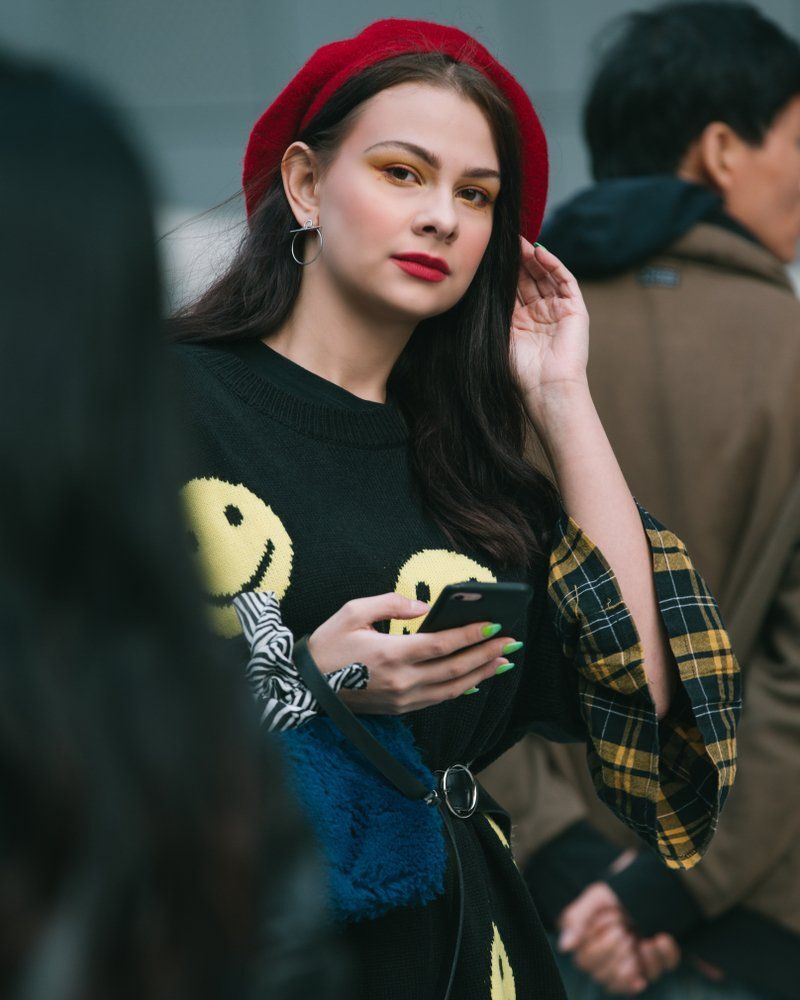 Topi baret bewarna cerah bisa membuat penampilanmu terlihat semakin keren. (Foto: Shutterstock)