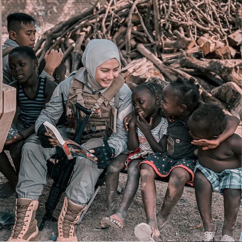 Briptu Hikma bermain bersama anak-anak di Afrika Tengah