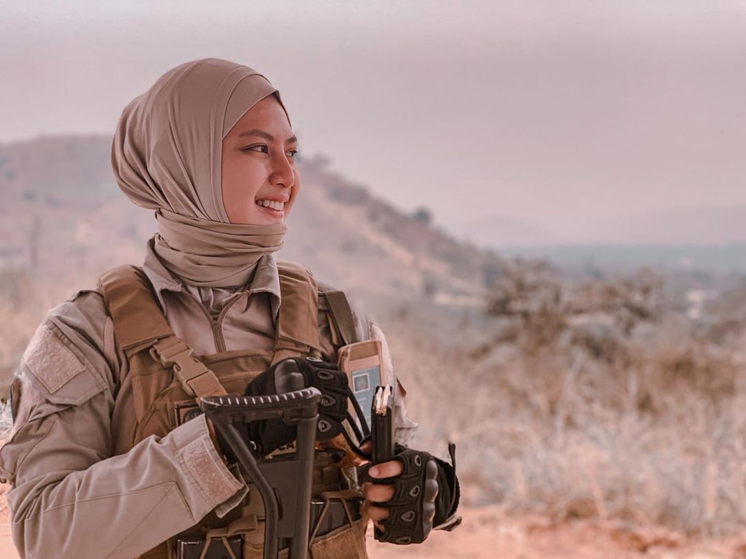 Briptu hikma tersenyum dengan latar gurun di Africa