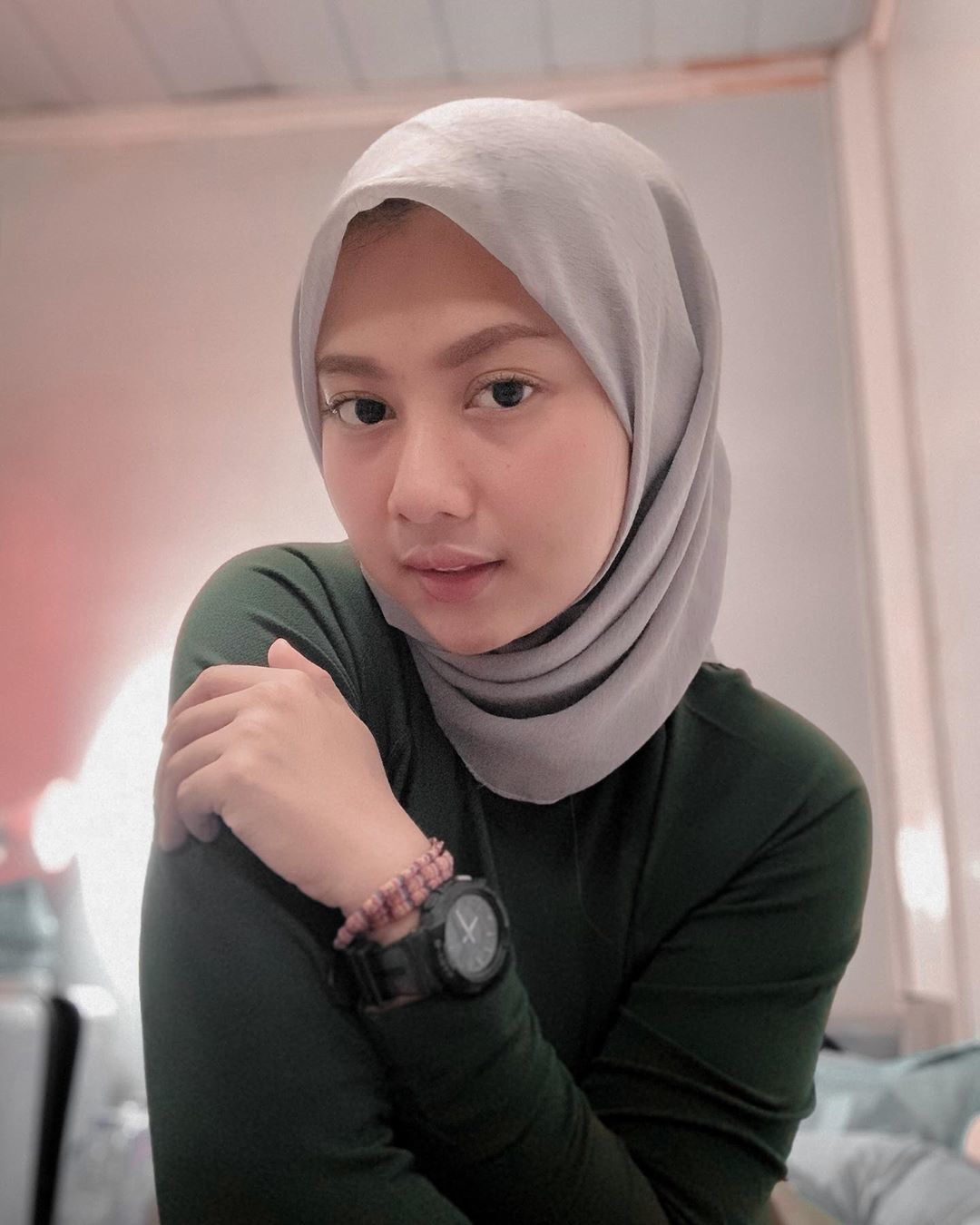 briptu hikma tersenyum mengenakan hijab paris