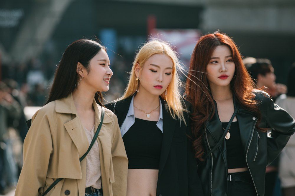 Apapun warnanya, rambut belah tengah tak pernah salah. (Foto; Shutterstock)