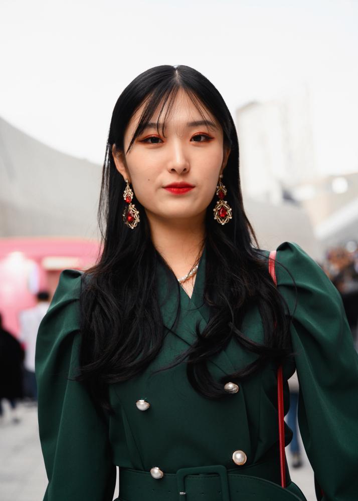 See through-bangs yang dibelah tengah terlihat manis. (Foto: Shutterstock)