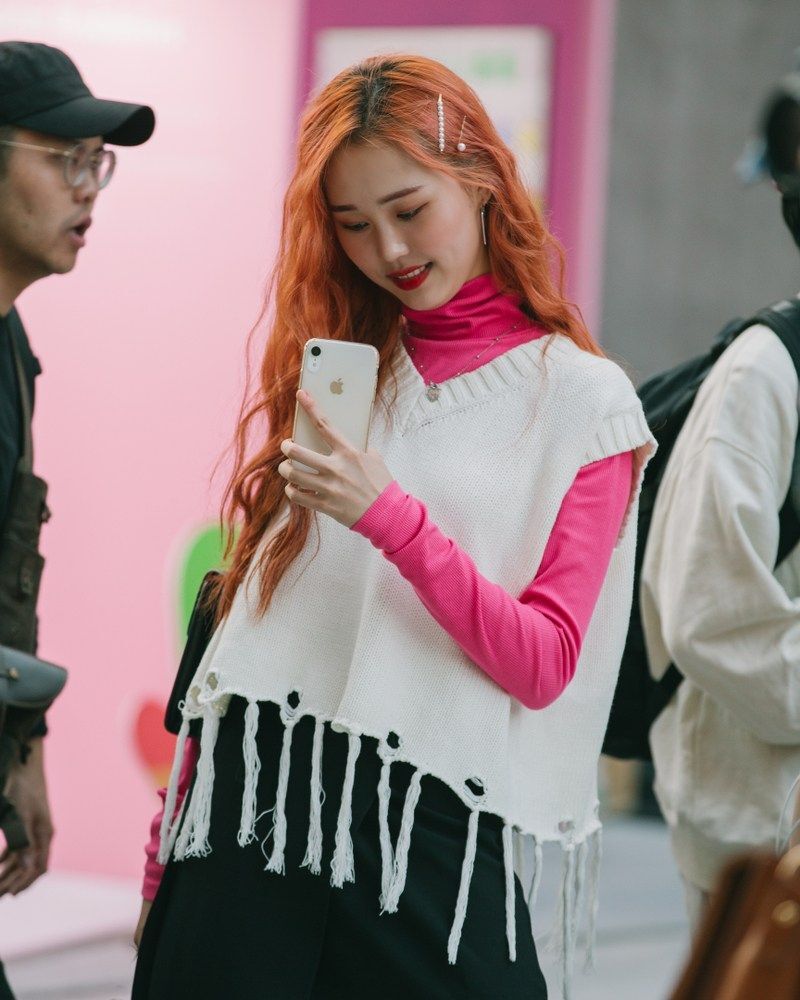 Rambut pink milikmu tampak semakin cool dengan hair pins kekinian. (Foto; Shutterstock)