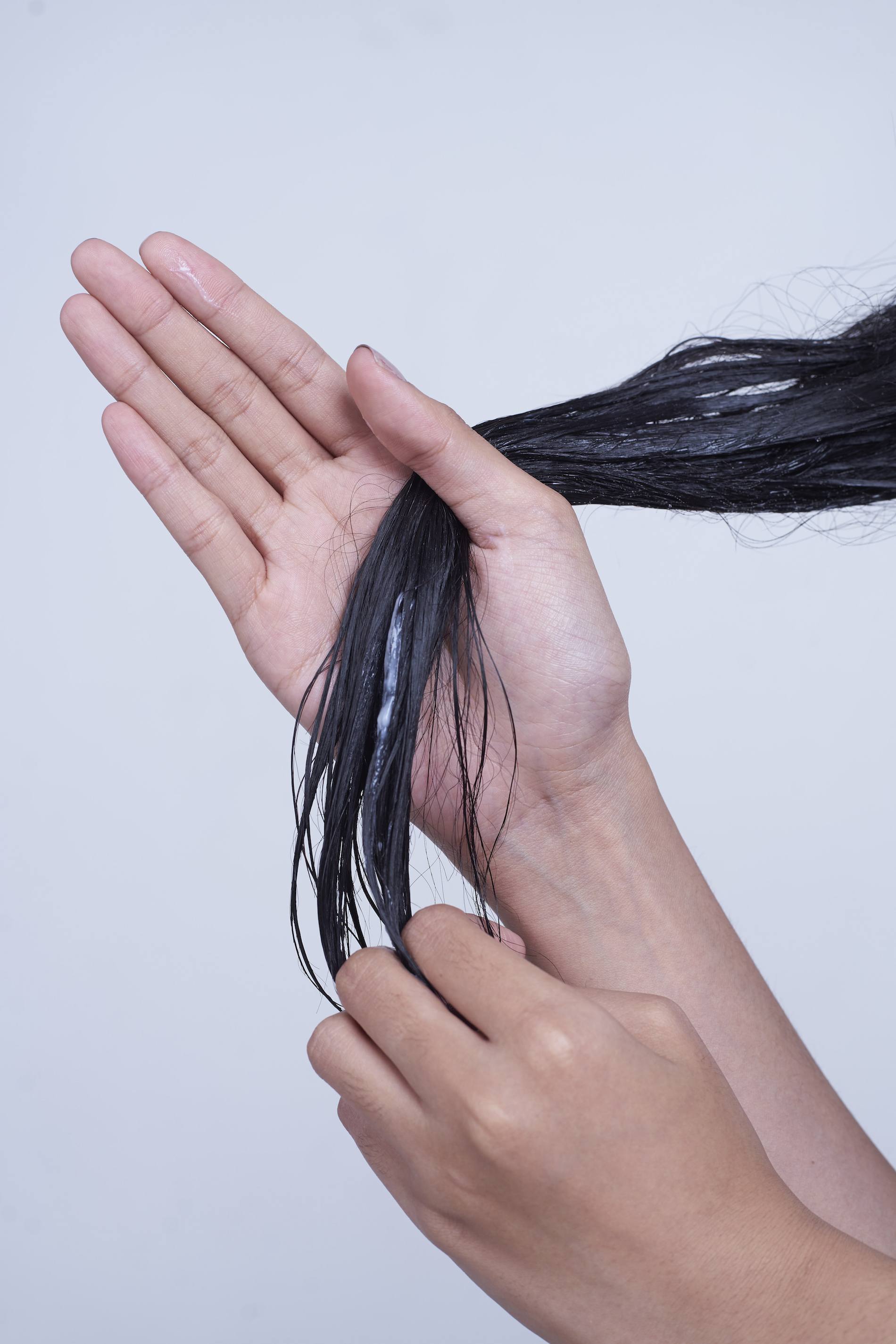 memakai conditioner di ujung rambut saja