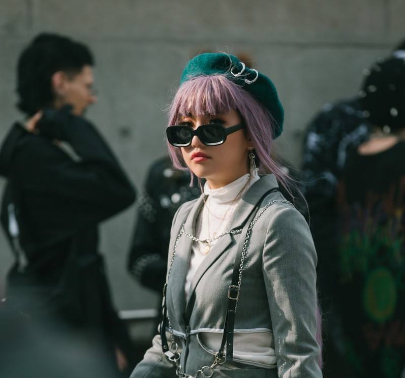 Warna rambut violet di Seoul Fashion Week SS2020. (Foto: Shutterstock)