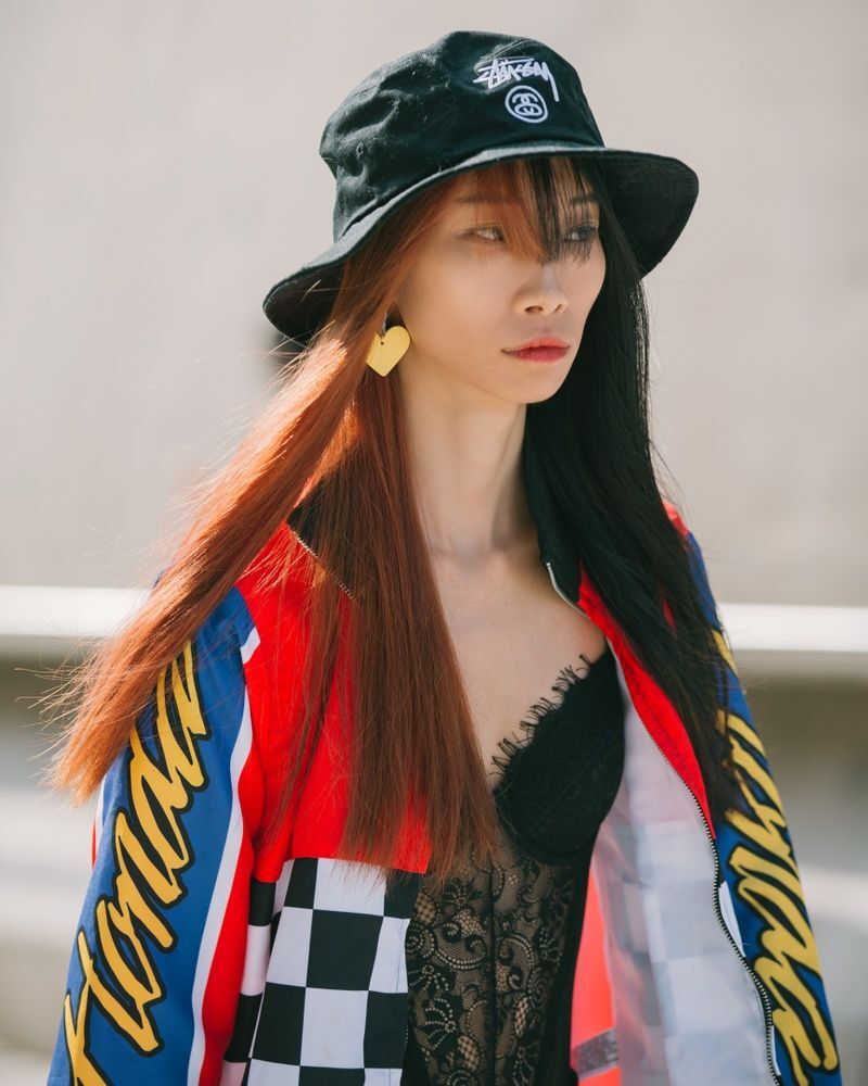 Selain bikin stylish, bucket hat juga bisa jadi senjata ampuh untuk menyamarkan rambut lepek, hehe. (Foto: Shutterstock)