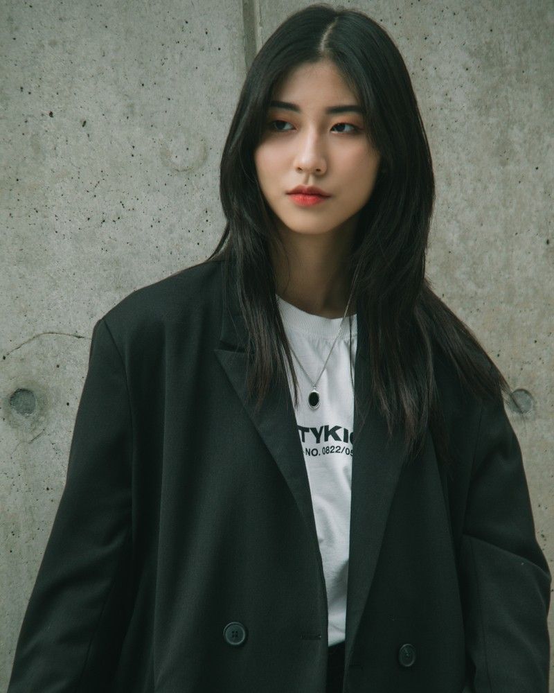 Rambut lurus pun bakal terlihat keren jika dibelah tengah, lho! (Foto: Shutterstock)