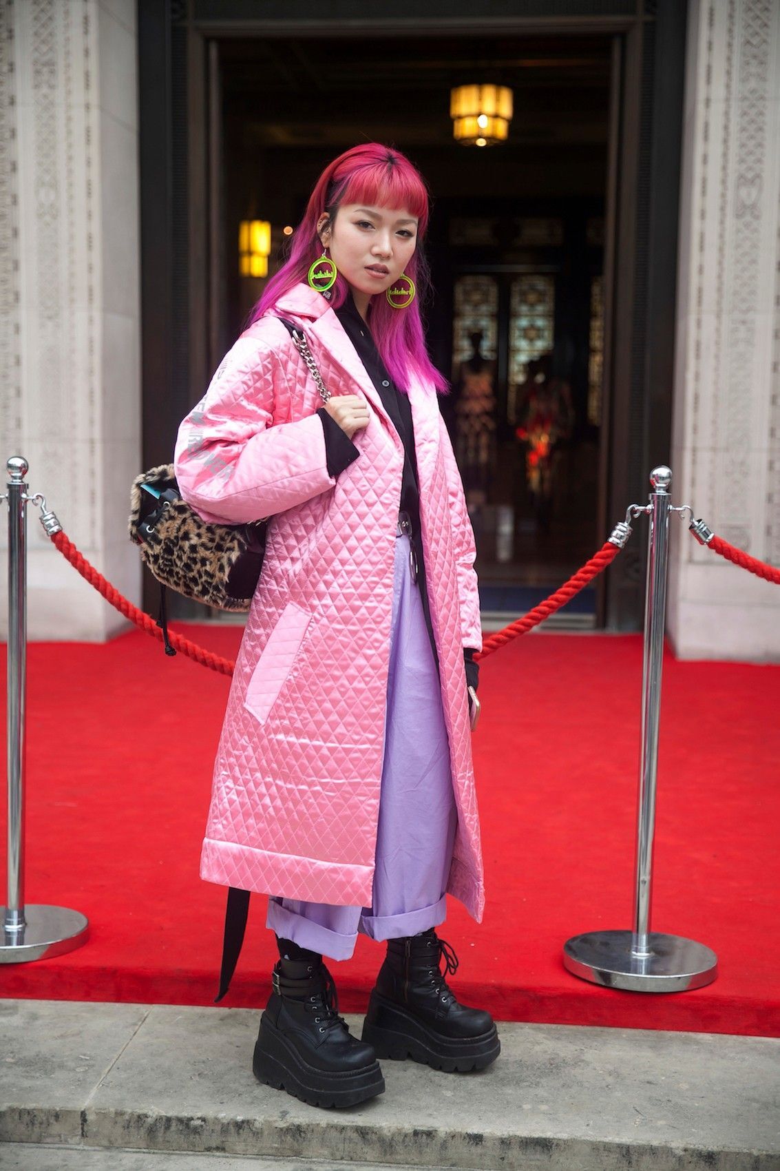 Padukan dengan ungu agar warna pink semakin menonjol. (Foto: Shutterstock)