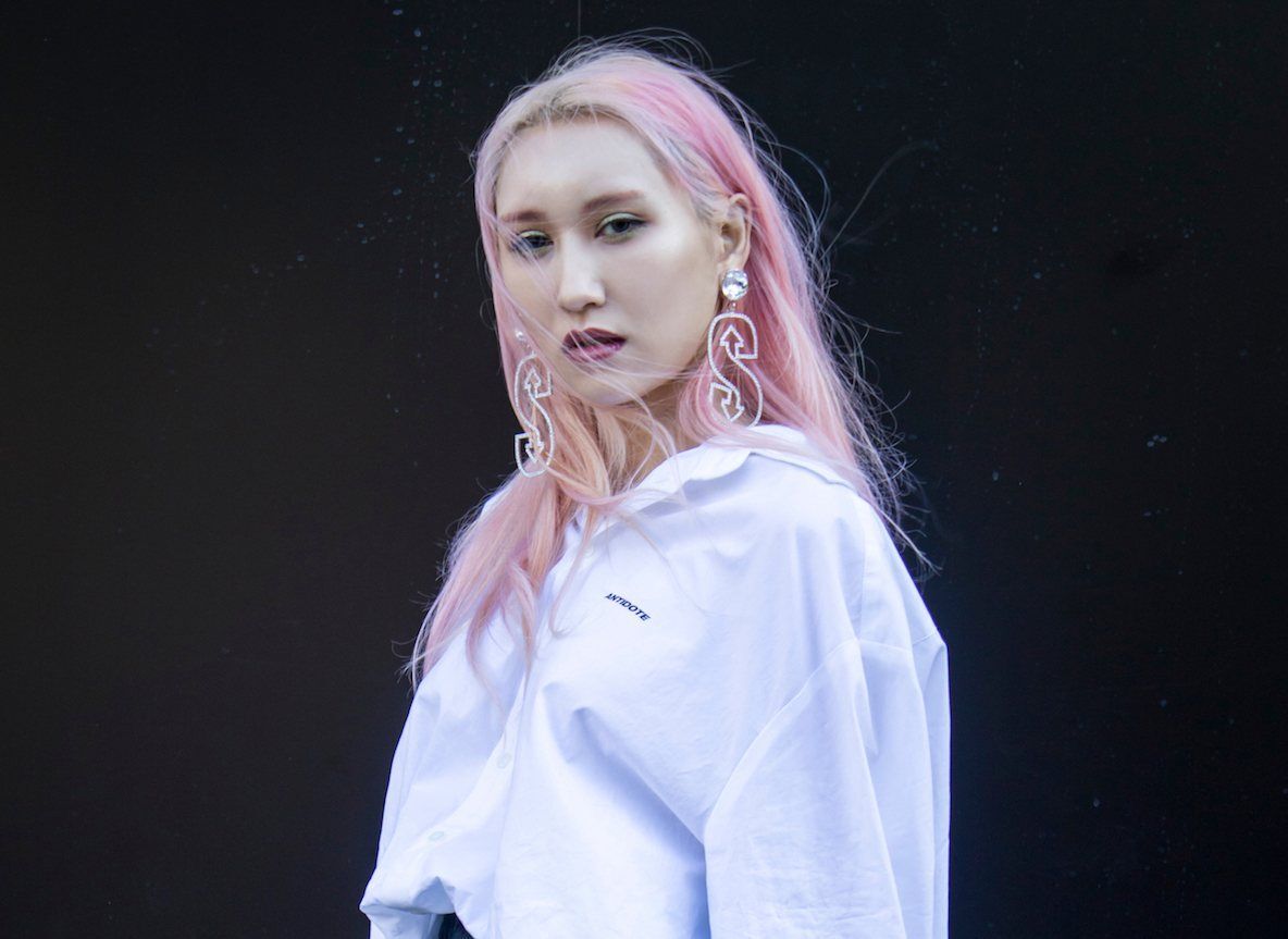 Padukan dengan makeup yang sesuai agar tidak terlihat pucat. (Foto: Shutterstock)