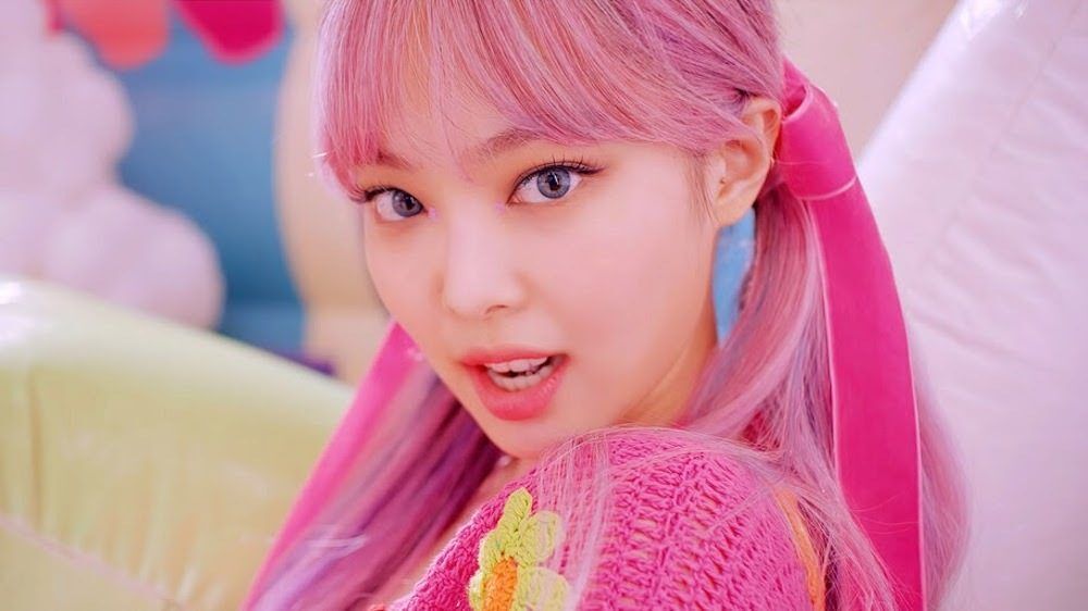 Sudah tahu kan Jennie Blackpink mencoba warna rambut pink? (Foto: Tangkapan Layar Youtube)