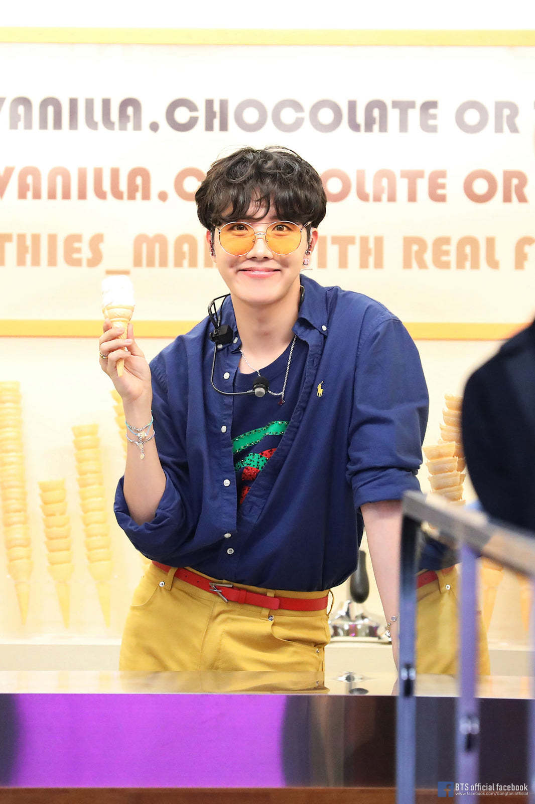 Gaya keriting ikal ini bisa bikin kamu makin manis. (Foto: Facebook.com/bangtan)