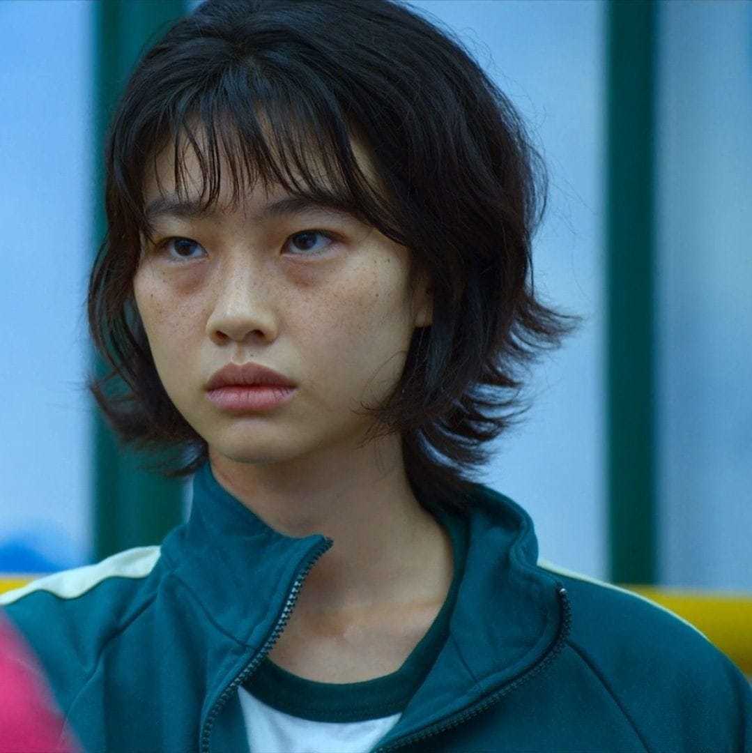 Potongan rambut wolf cut cocok untuk menyamarkan rahang pada wajah kotak. (Foto: Netflix)