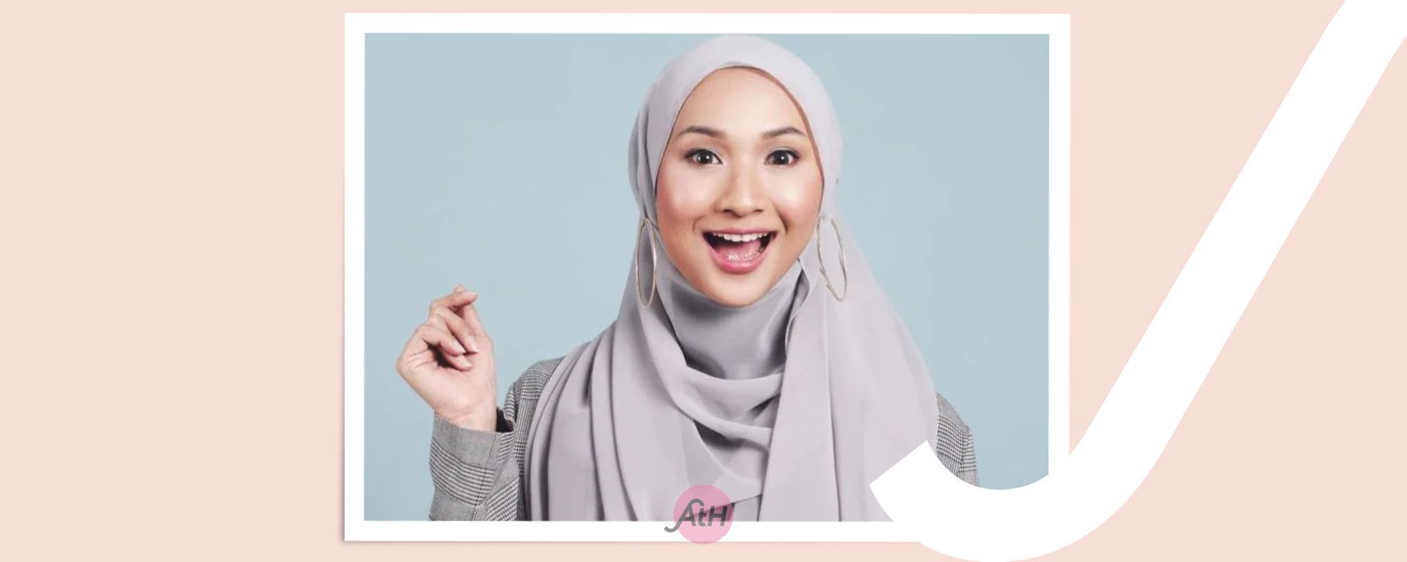 Wanita Indonesia berhijab dengan pose gembira.