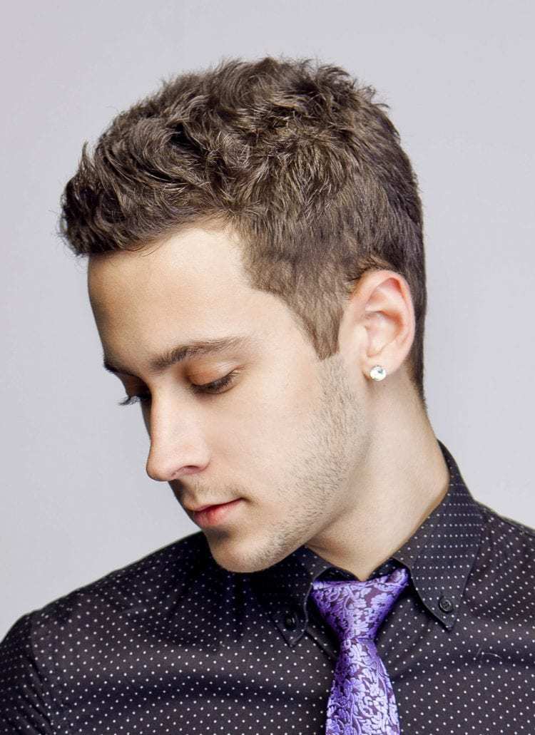 Gaya rambut ikal pria cepak ini cocok untuk kamu yang ogah ribet. Pas juga untuk gaya rambut ikal pria Indonesia. (Foto: Shutterstock)