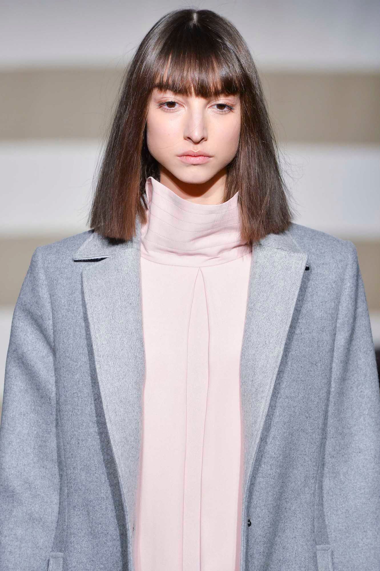 Coba poni depan untuk membuat wajahmu lebih ‘pendek’. (Foto: Indigitalimages.com)