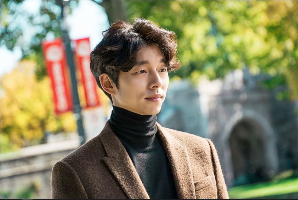 Rambut bergelombang yang dibelah tengah seperti karakter Gong Yoo ini juga menarik untuk kamu coba sebagai potongan rambut ikal pria! (Foto:  tvN)