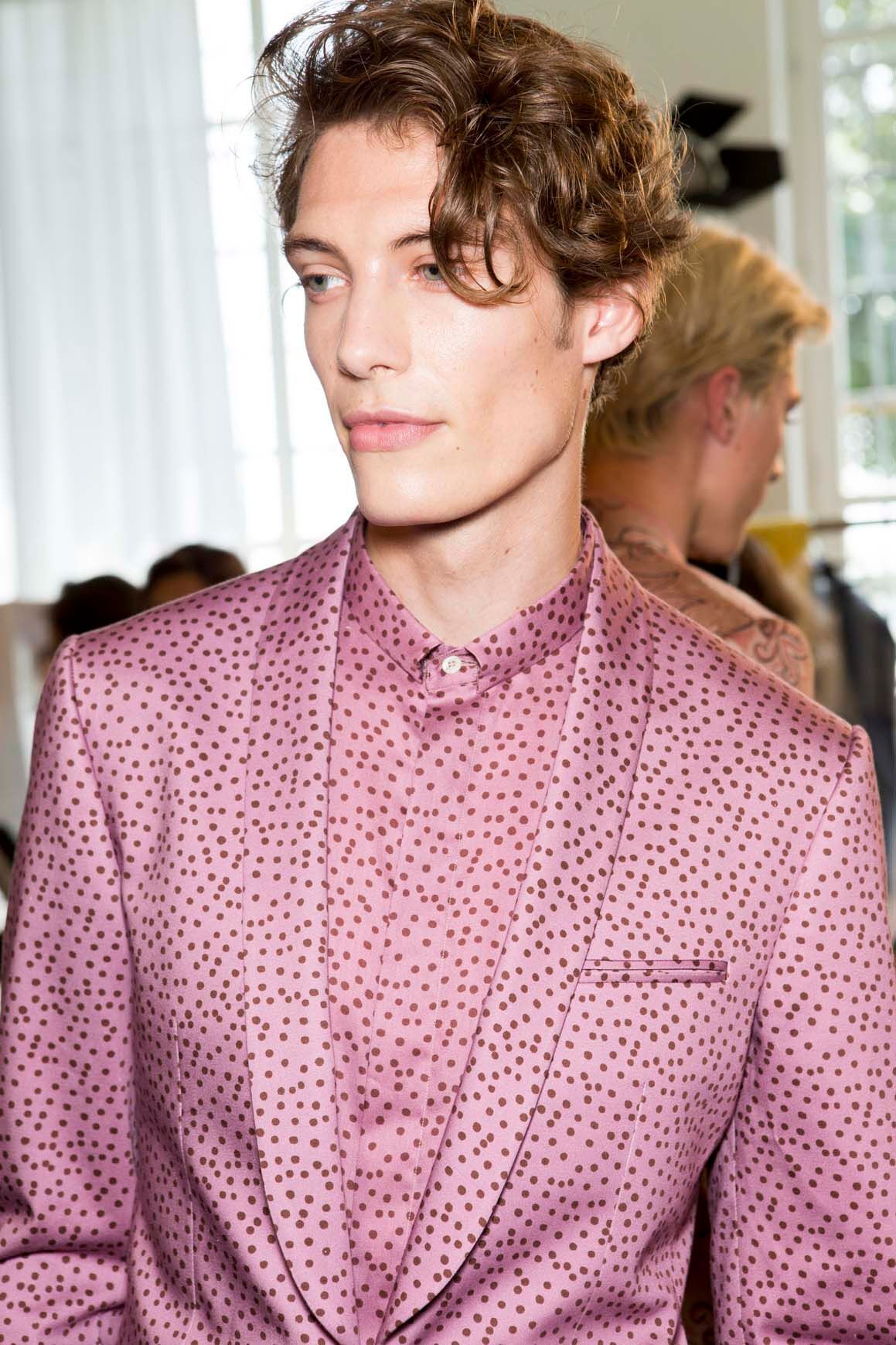 Gaya rambut wet look ini cocok untuk suasana formal. (Foto: Indigitalimages.com)