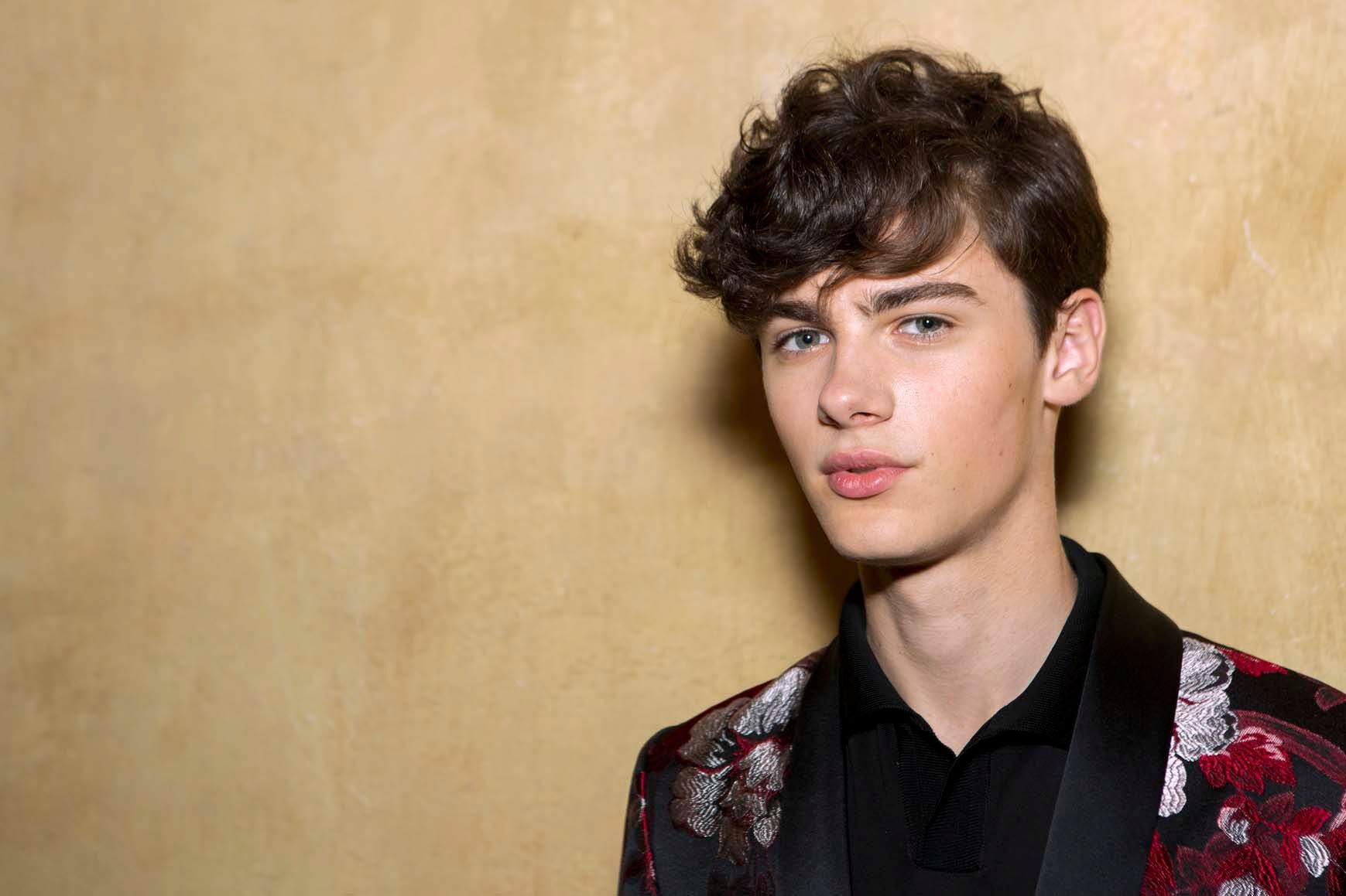 Gaya rambut keriting penuh tekstur ini akan semakin populer tahun depan. (Foto: indigitalimages.com)