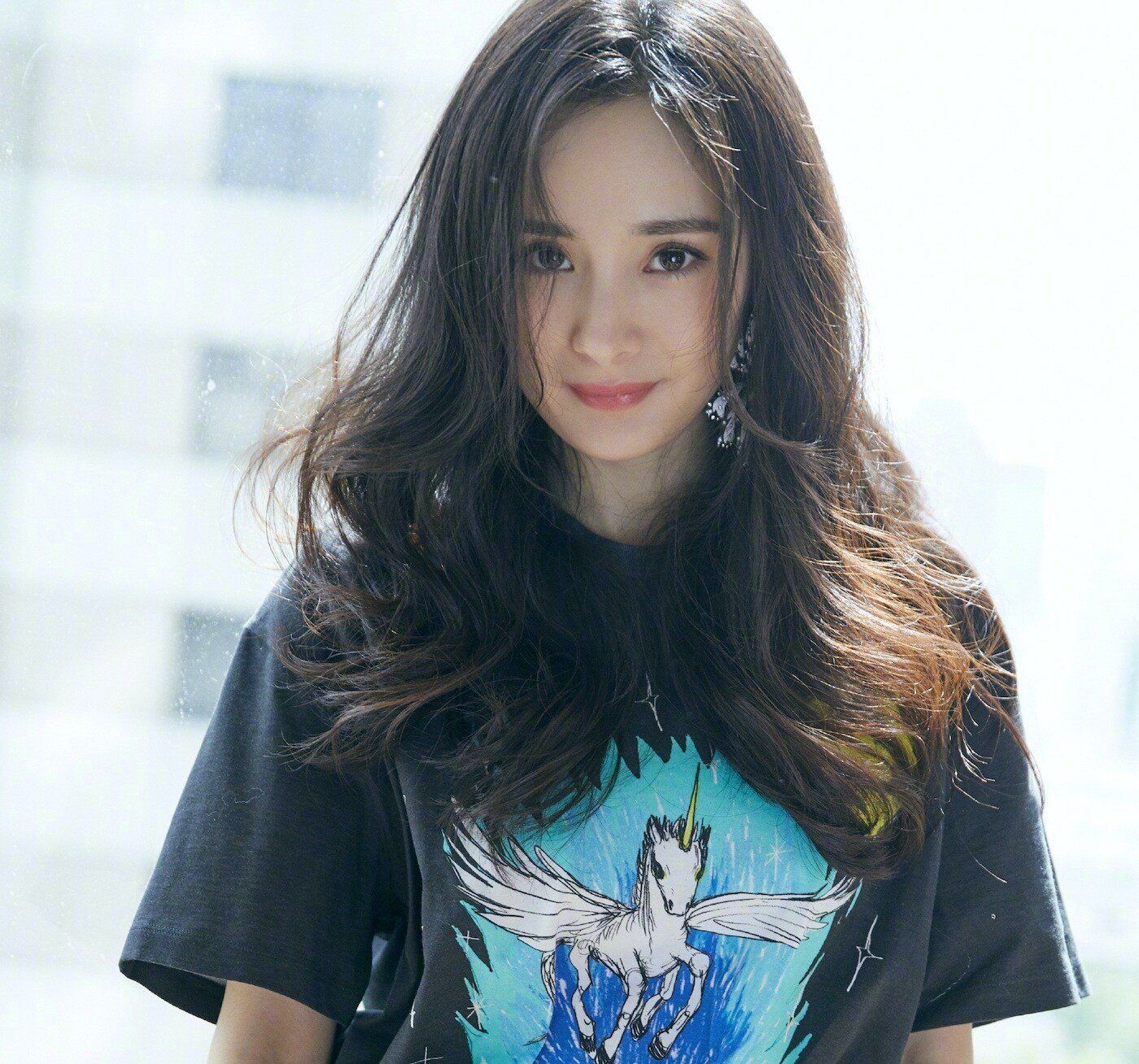 wanita asia dengan rambut panjang hitam bergelombang layer