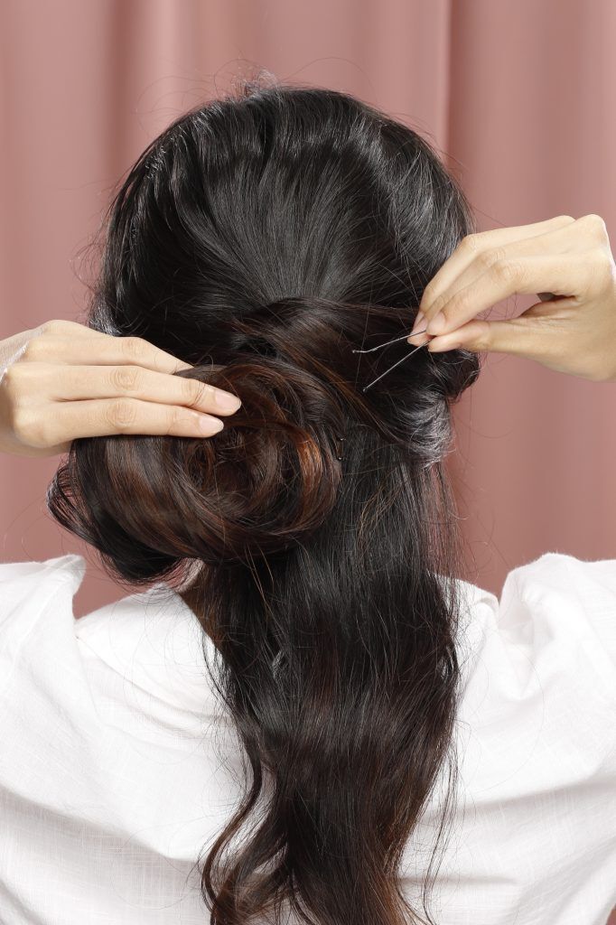 wanita asia sedang menata rambut panjang