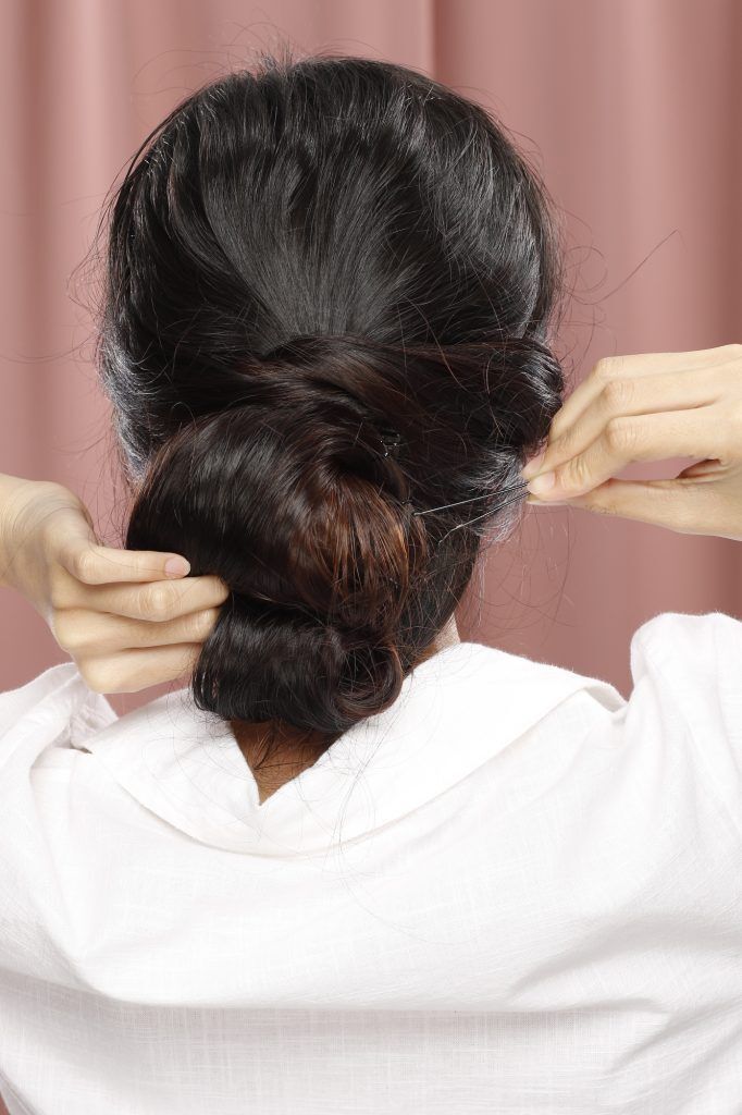 wanita asia sedang menata rambut