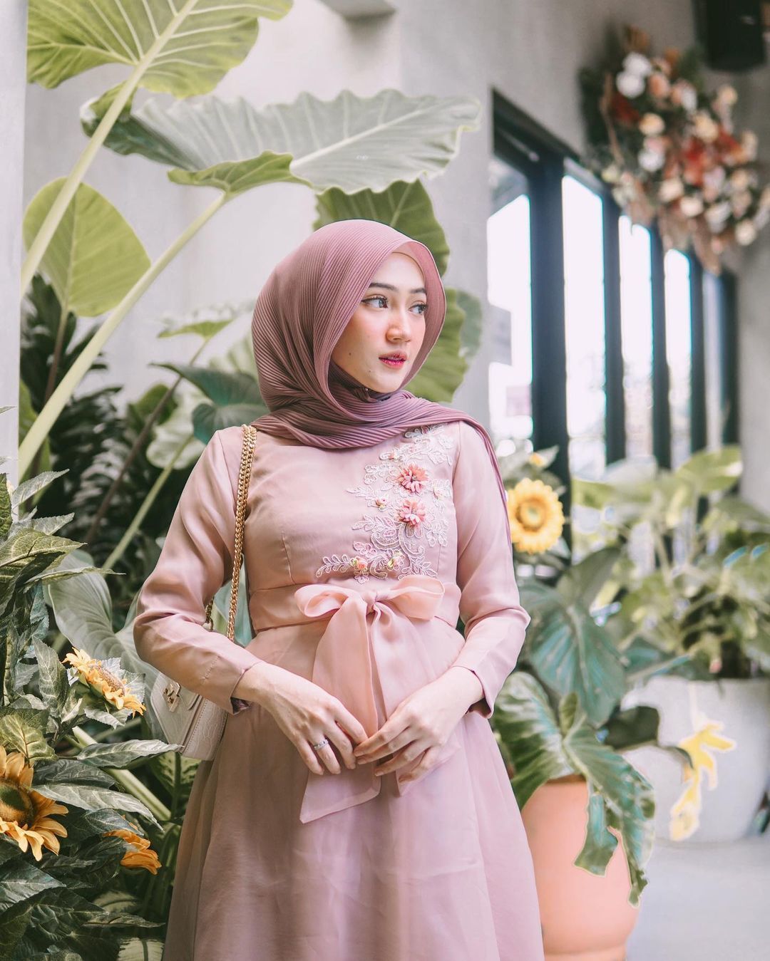 sin.sr 2 dengan dress pesta dan hijab plisket