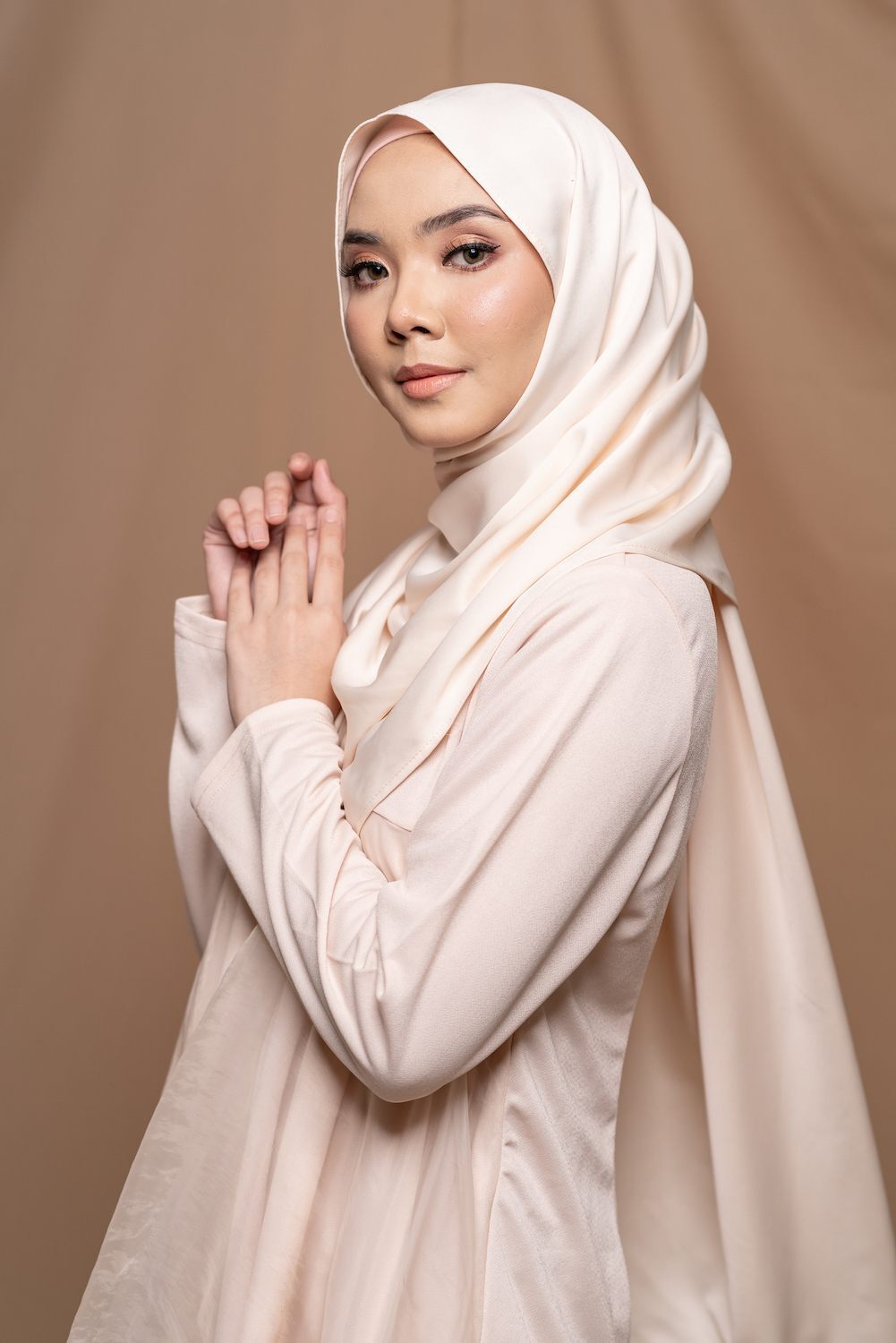 Silk atau satin hijab untuk pesta