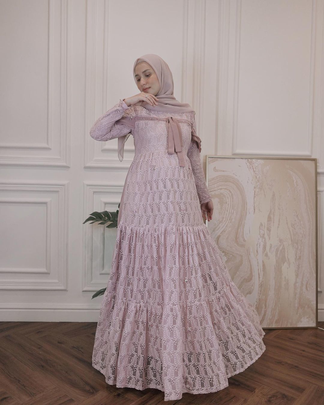 dwihandaanda dengan baju pesta dan hijab simple