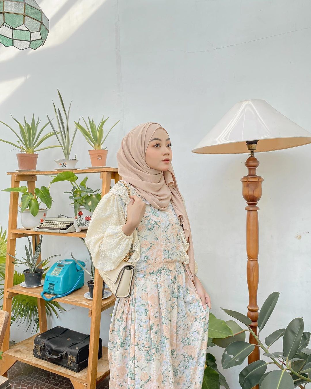 meiraniap dengan gaya hijab pashmina