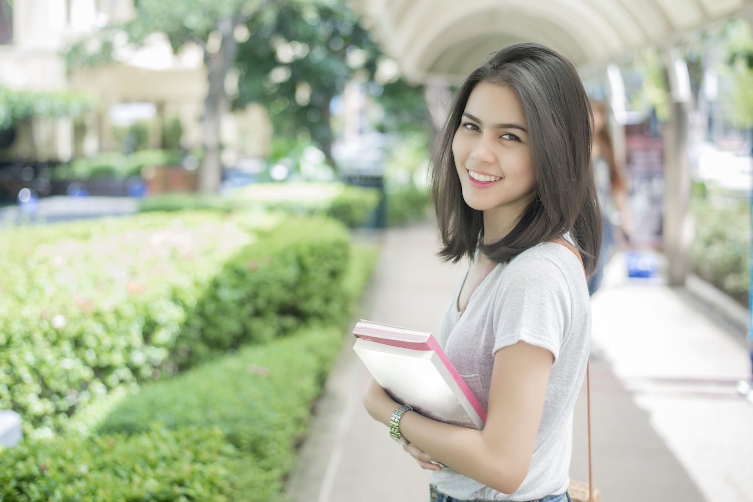 Wanita asia dengan model rambut lob dan soft layer