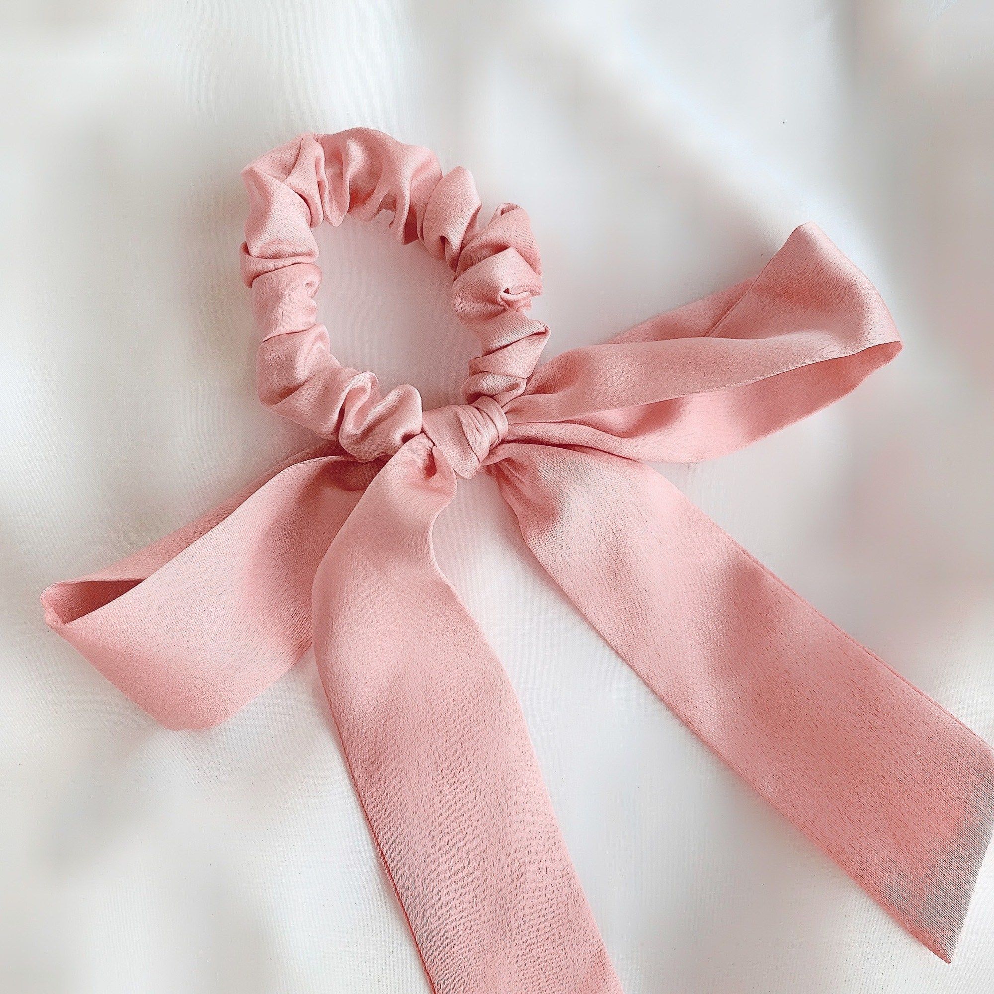 Ribbon scrunchies warna pink. (Foto: The Little Bownie)