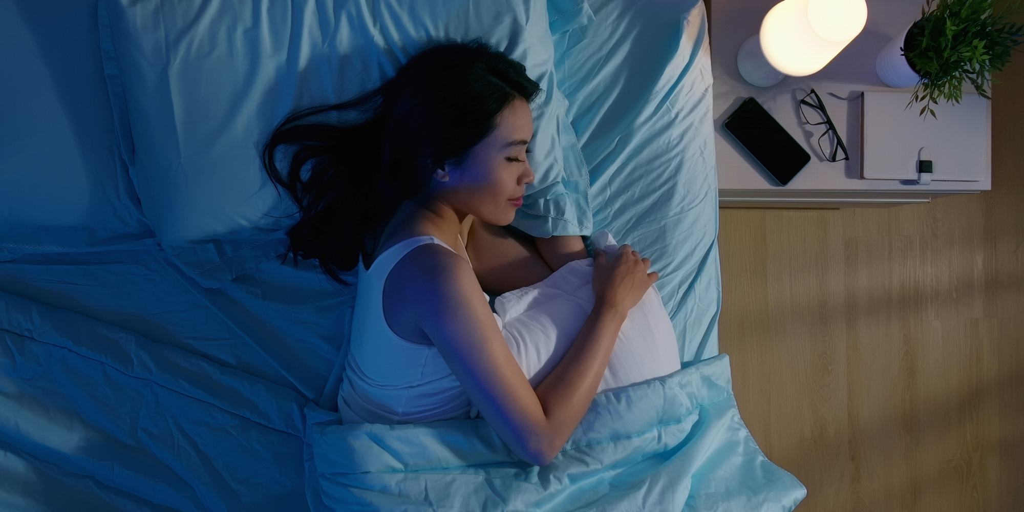 wanita asia sedang tertidur di ruangan gelap