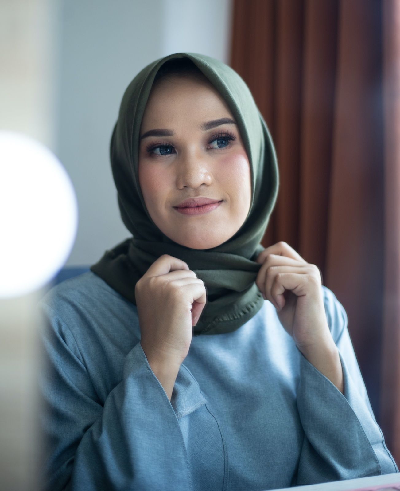 Wanita asia dengan model hijab anti gerah dan bau apek