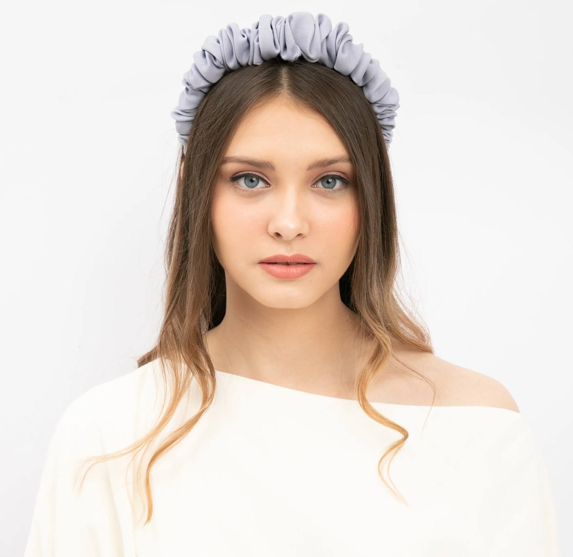 Tampilan rambutmu bakal semakin gemas pakai bando scrunchie. (Foto: Dresshaus)