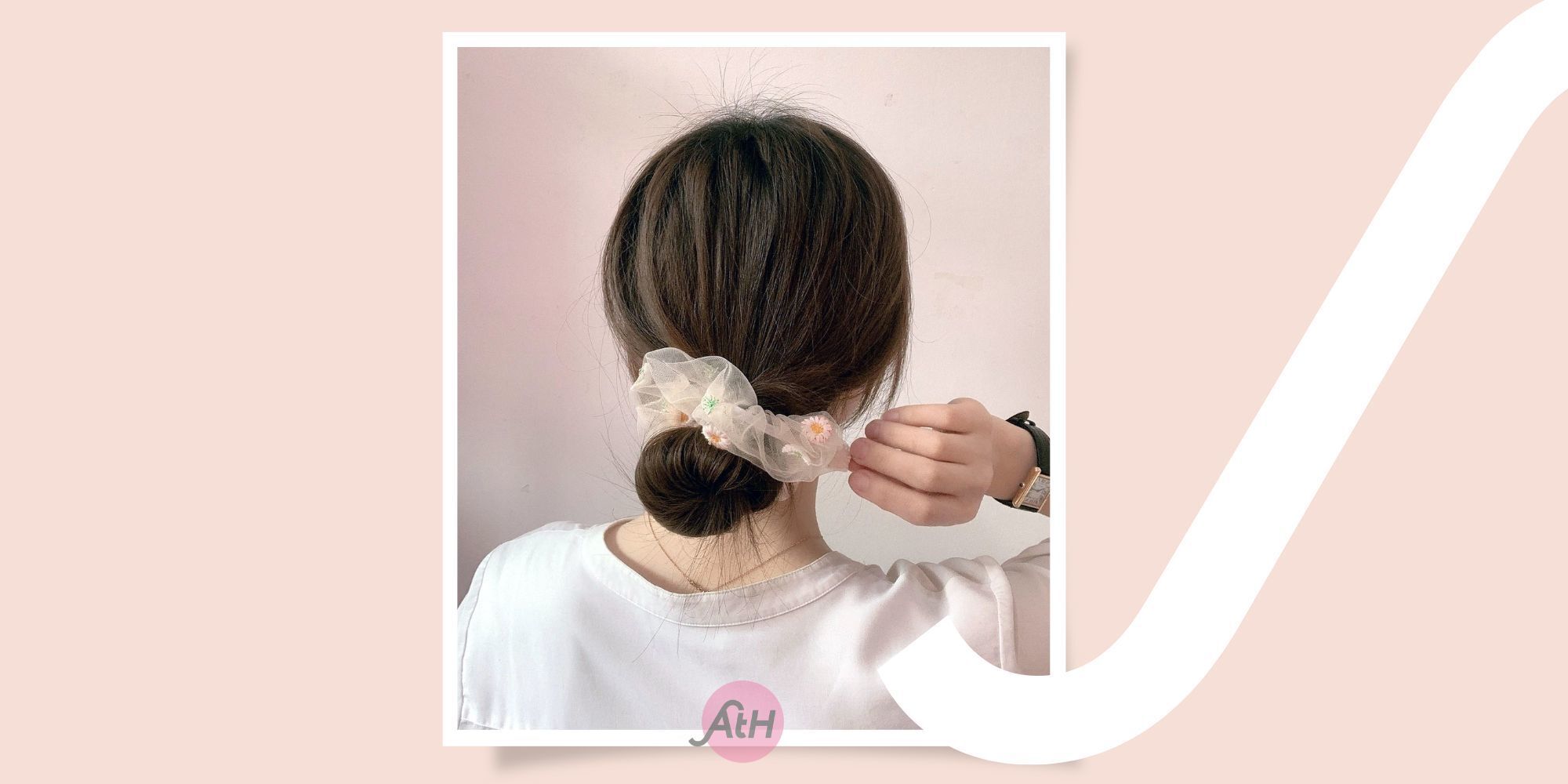 Gaya rambut cepol rendah dengan ikat rambut scrunchie.