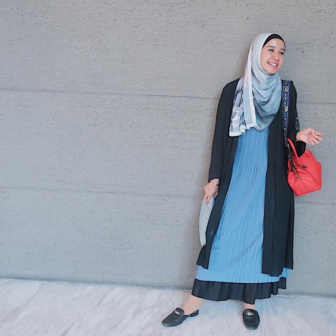 Padanan long dress dan long outer? Kenapa tidak! (Foto: Instagram.com/laudyacynthiabella)