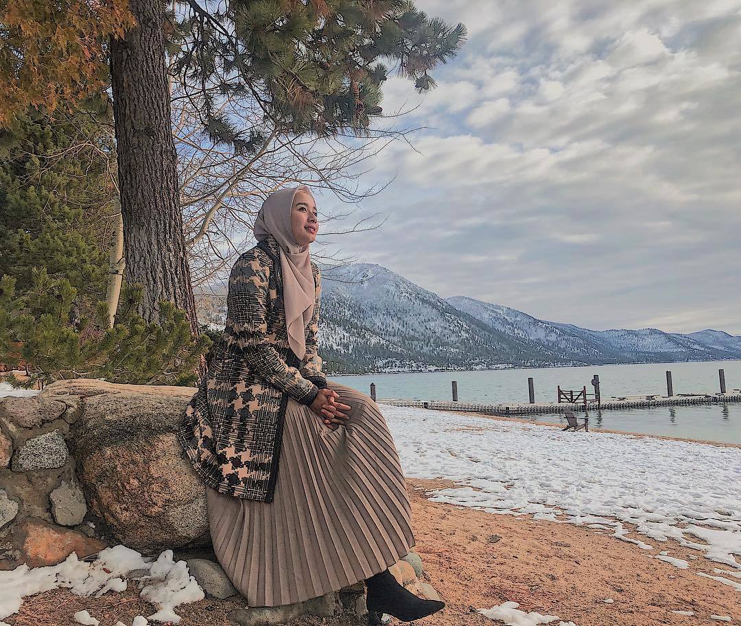 Gaya hijab Laudya Cynthia Bella saat traveling. (Foto: Instagram/LaudyaCynthiaBella)