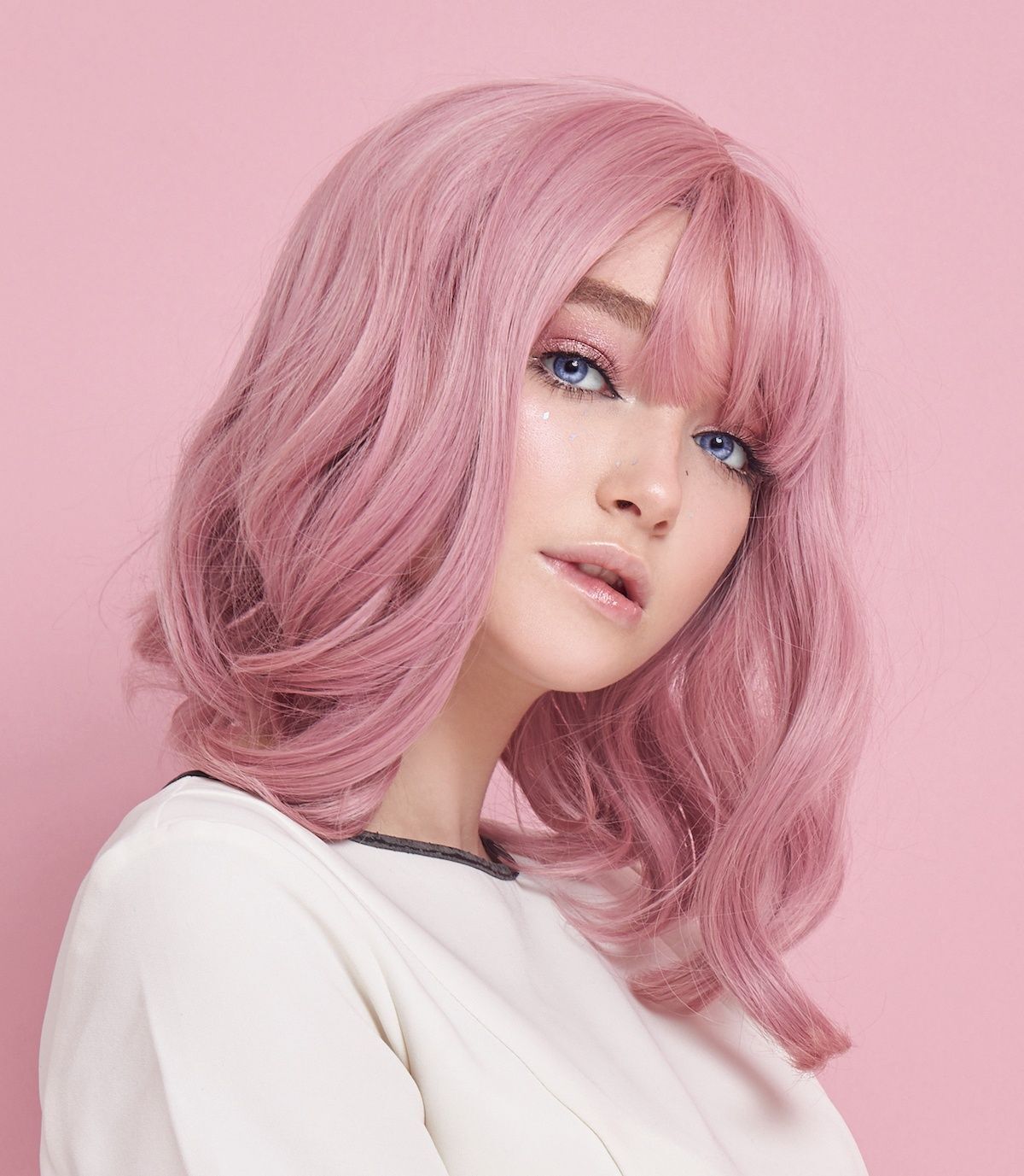 Tone ashy membuat warna pink ini lebih kalem. (Foto: Shutterstock)