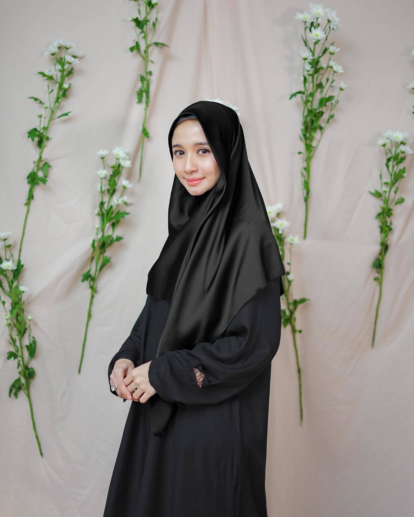 Hijab silk warna hitam dipadukan dengan gamis warna senada. (Foto: Instagram.comlaudyacynthiabella)