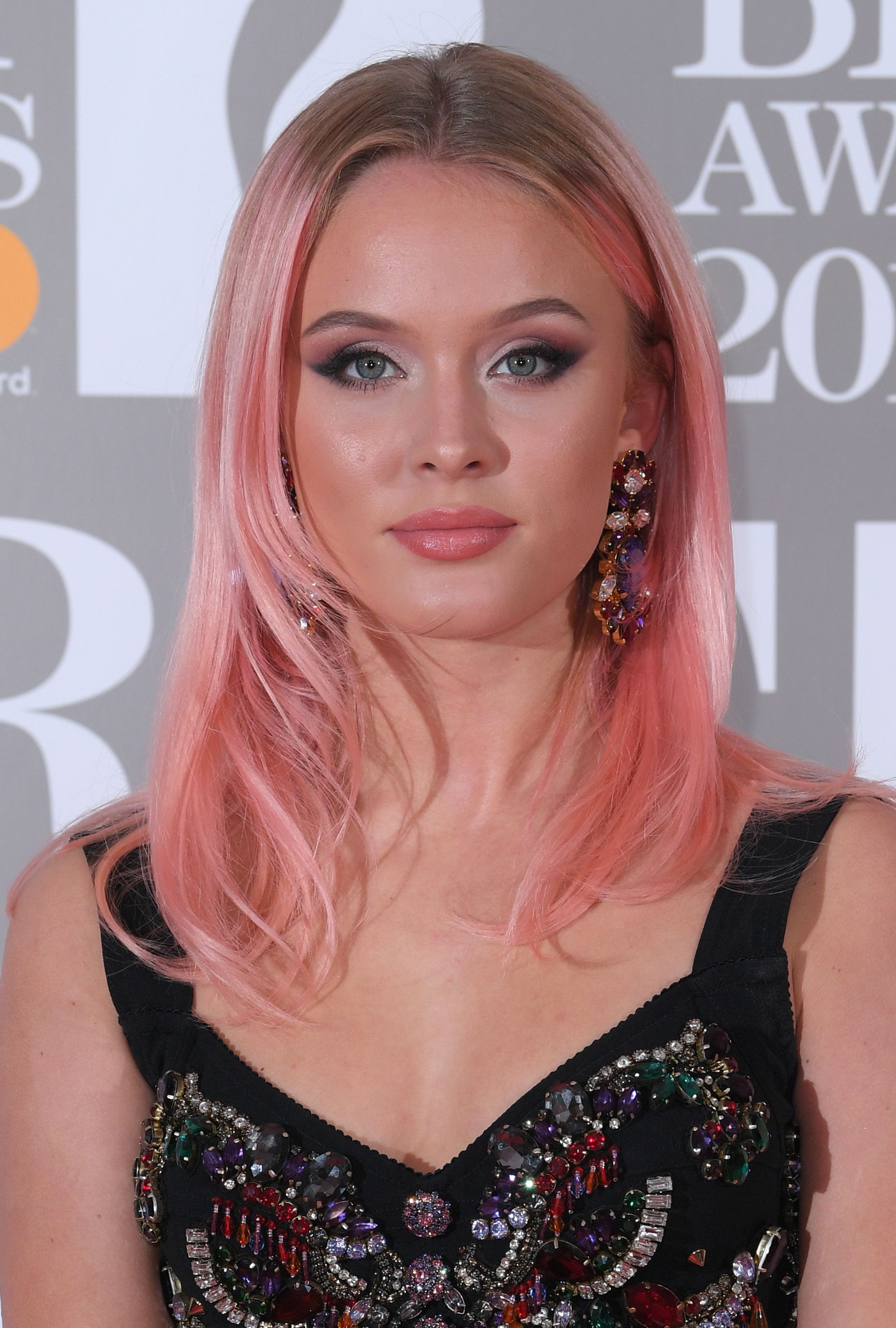 Warna rambut watermelon pink dalam rentang pastel. (Foto: REX by Shutterstock)