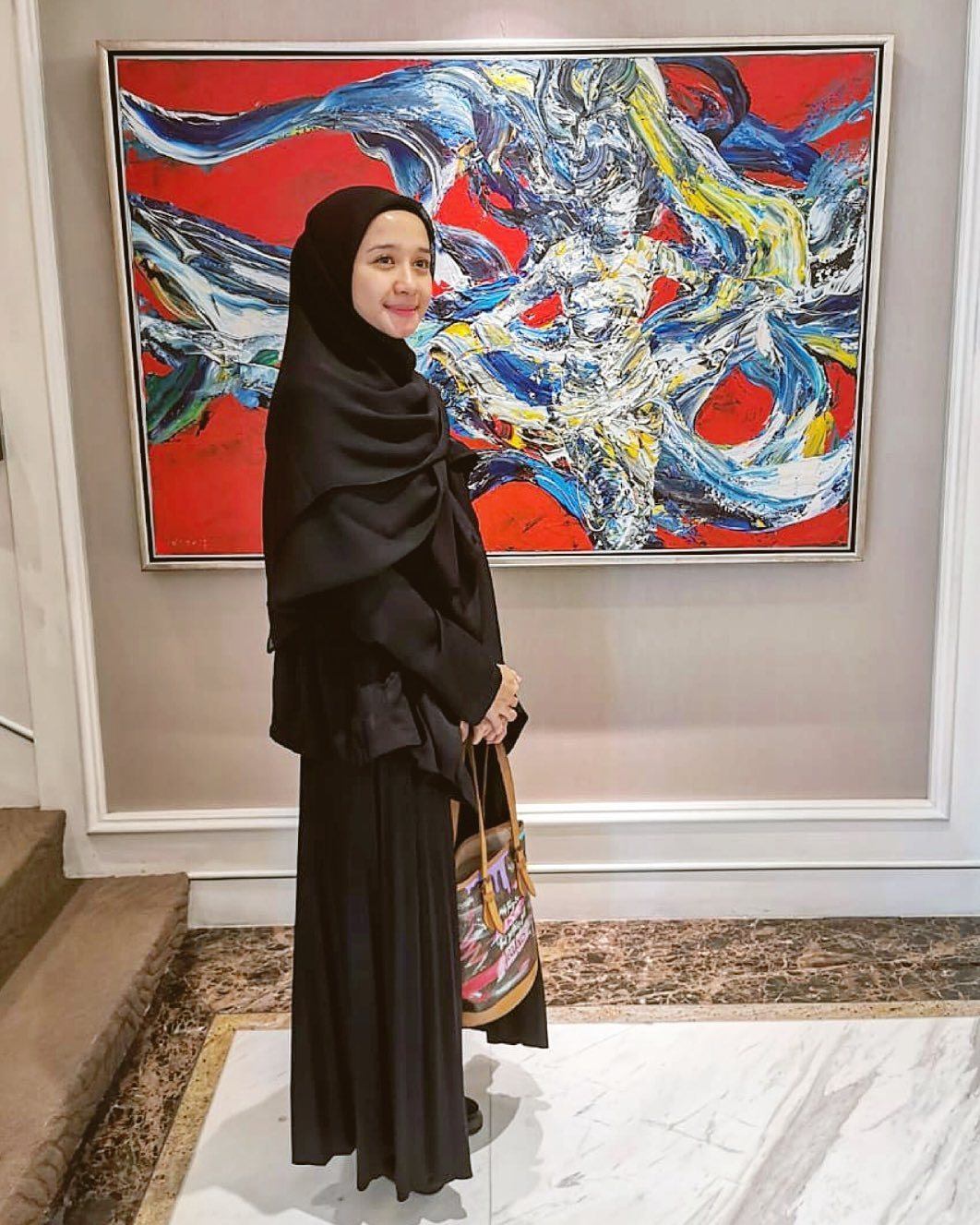 Tetap stylish a la Bella kenakan all black outfit. (Foto: Instagram.com/laudyacynthiabella)