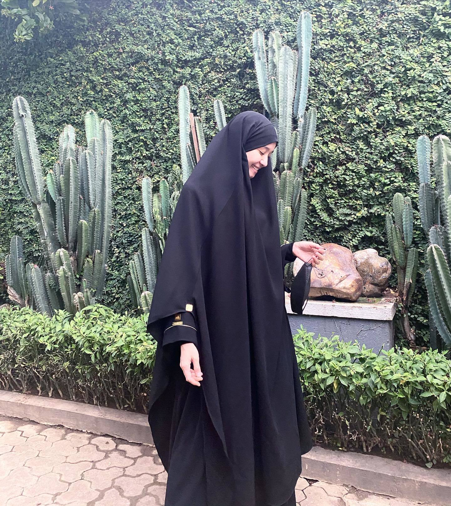 Kenakan abaya dan hijab instan syar'i untuk tampilan yang sederhana. (Foto: Instagram.com/laudyacynthiabella)