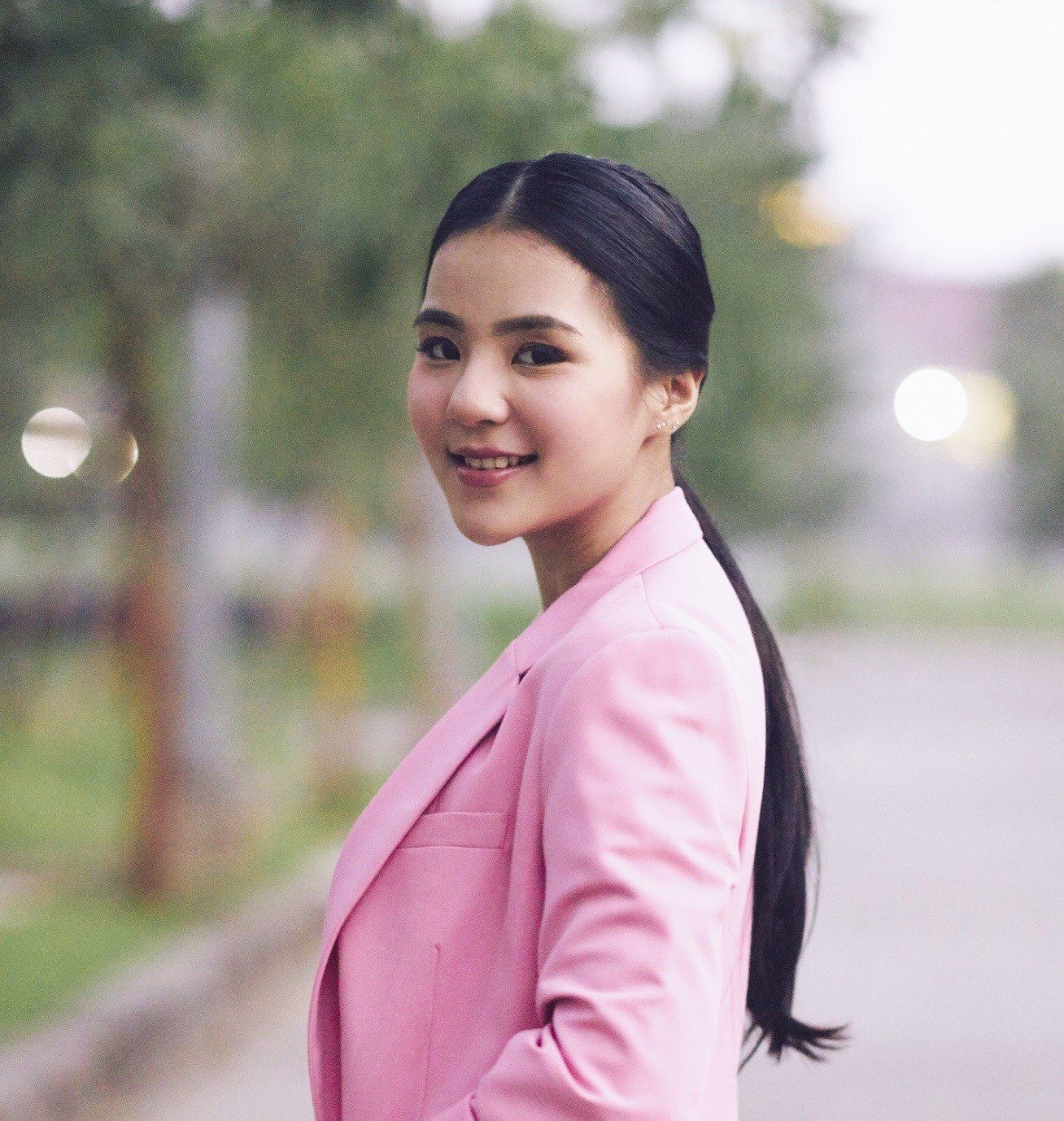 wanita asia dengan penampilan saat interview