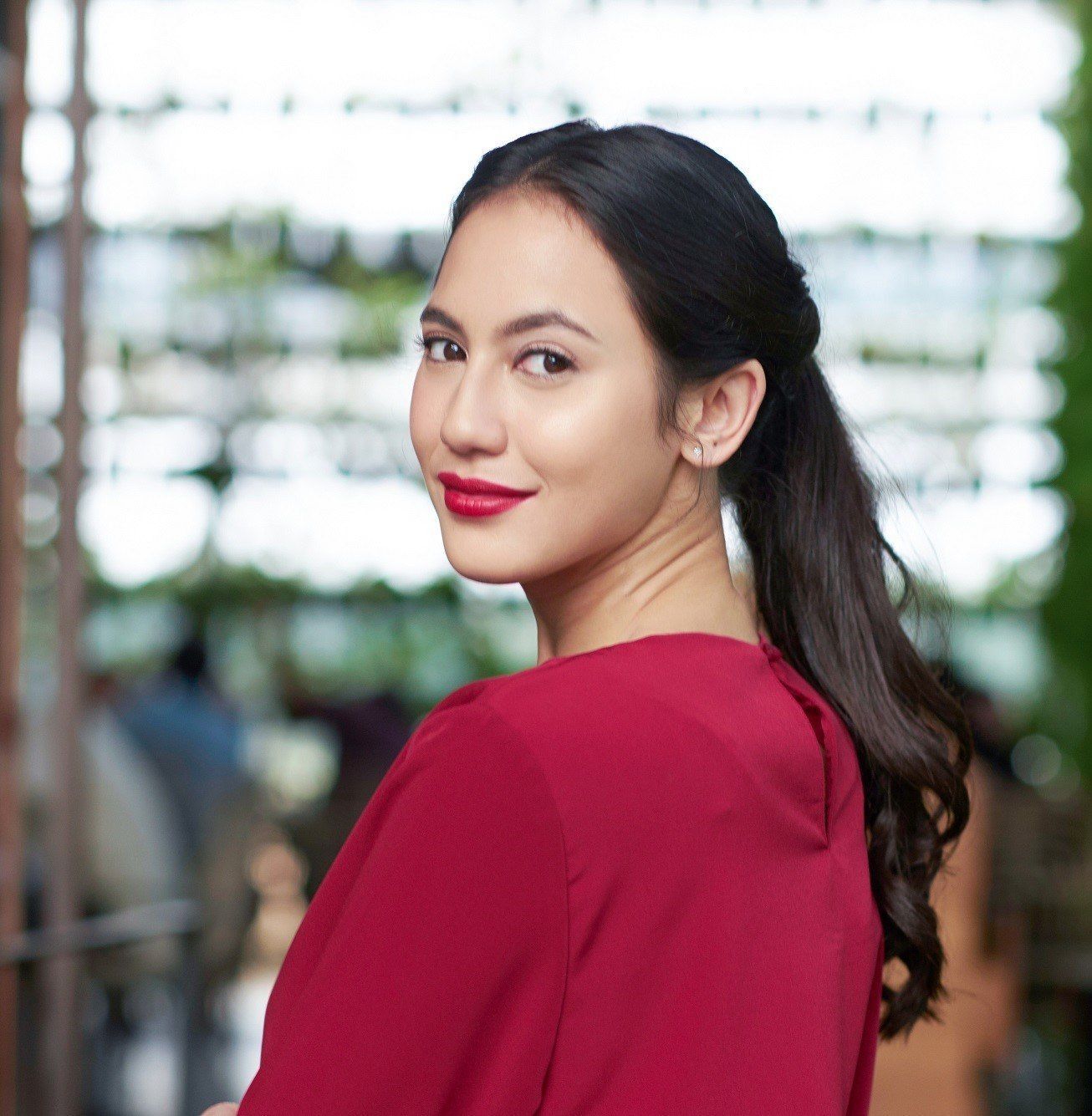 wanita asia dengan penampilan saat interview