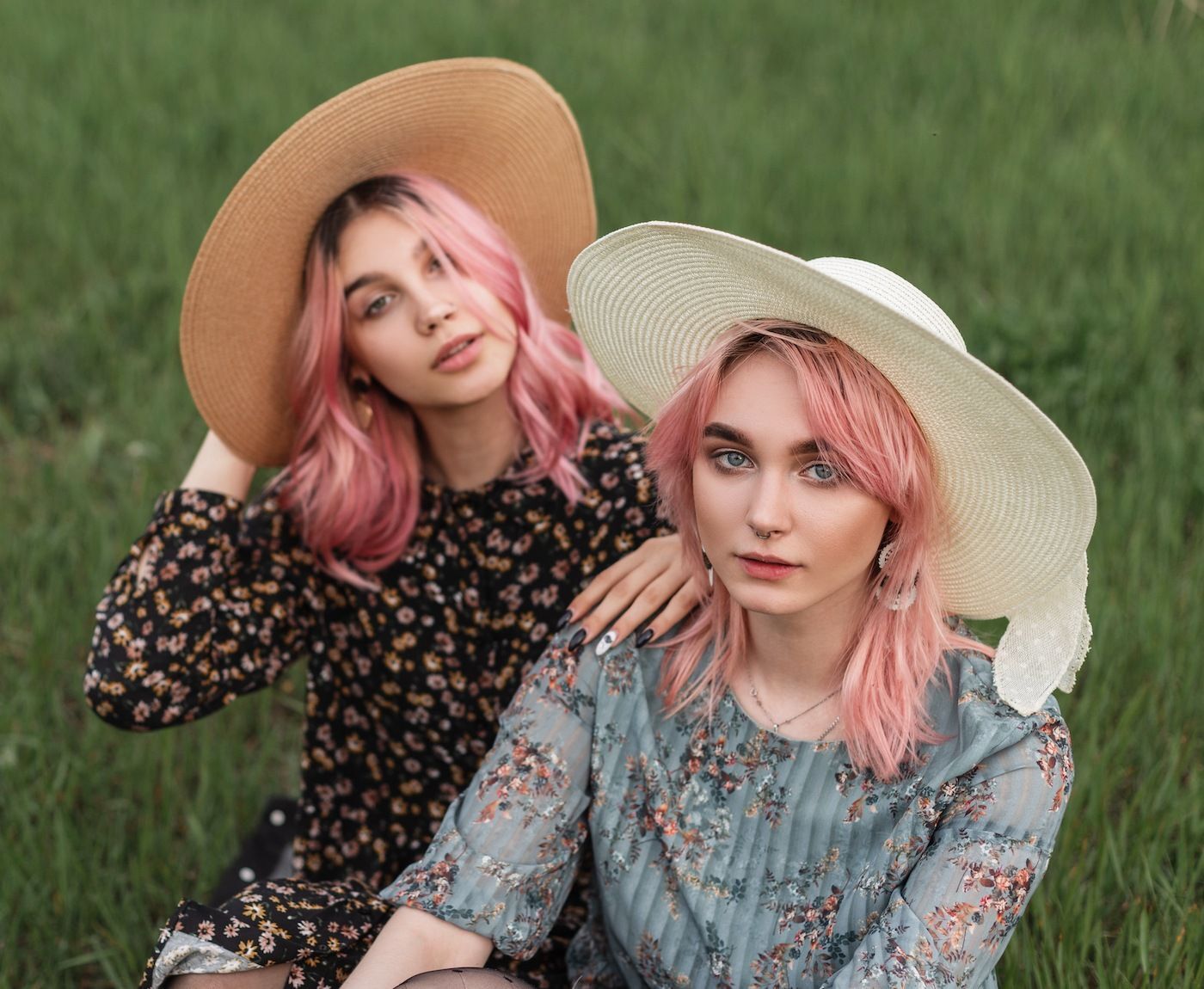 Peach atau salmonn memberikan nuansa hangat pada warna rambut pinkmu. (Foto: Shutterstock)