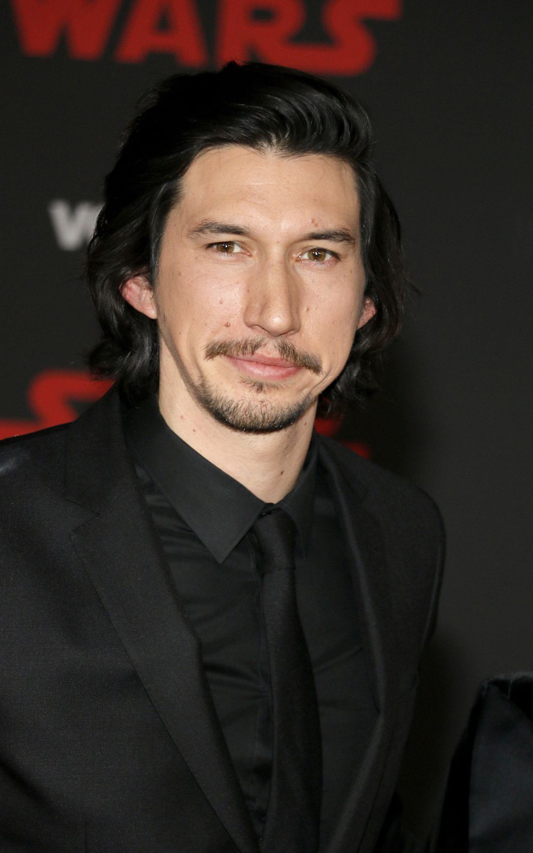 Gaya rambut medium wavy ini jadi ciri khas Kylo Ren. (Foto: Shutterstock)