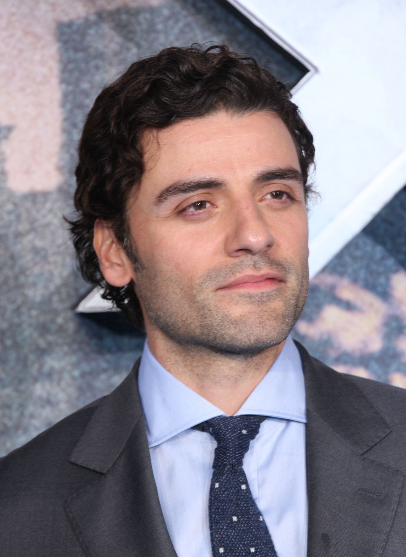 Pilot dari grup Resistance, Poe Dameron dengan rambut keriting yang disisir ke samping. (Foto: Shutterstock)